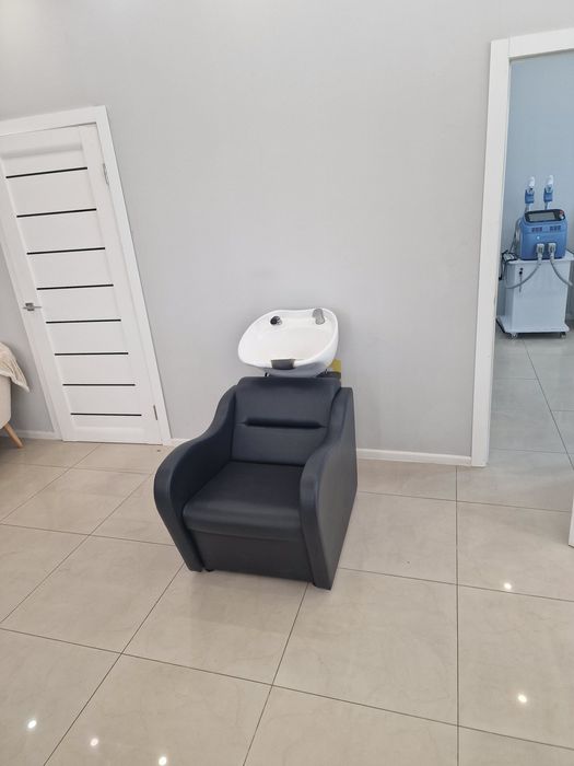 В салоні краси (район Музкомедії) здаються в оренду робочі місця.