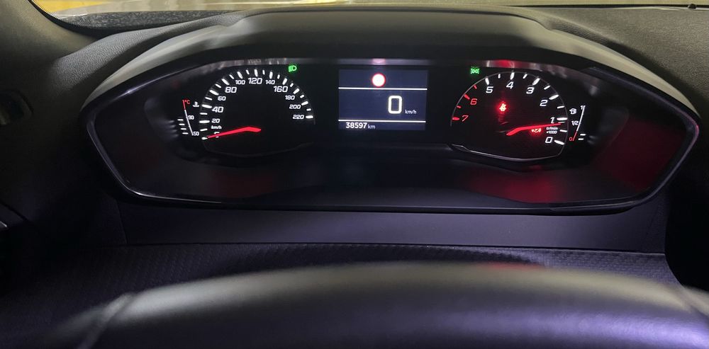 Peugeut 2008 / 1.2 puretech Allure /38.500 km / 2022