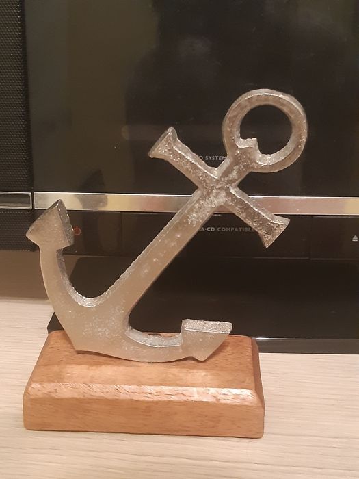 Figurka kotwica na drewnianej podstawie