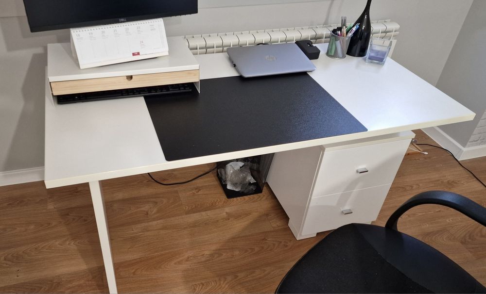 Meblik biurko białe z szufladami