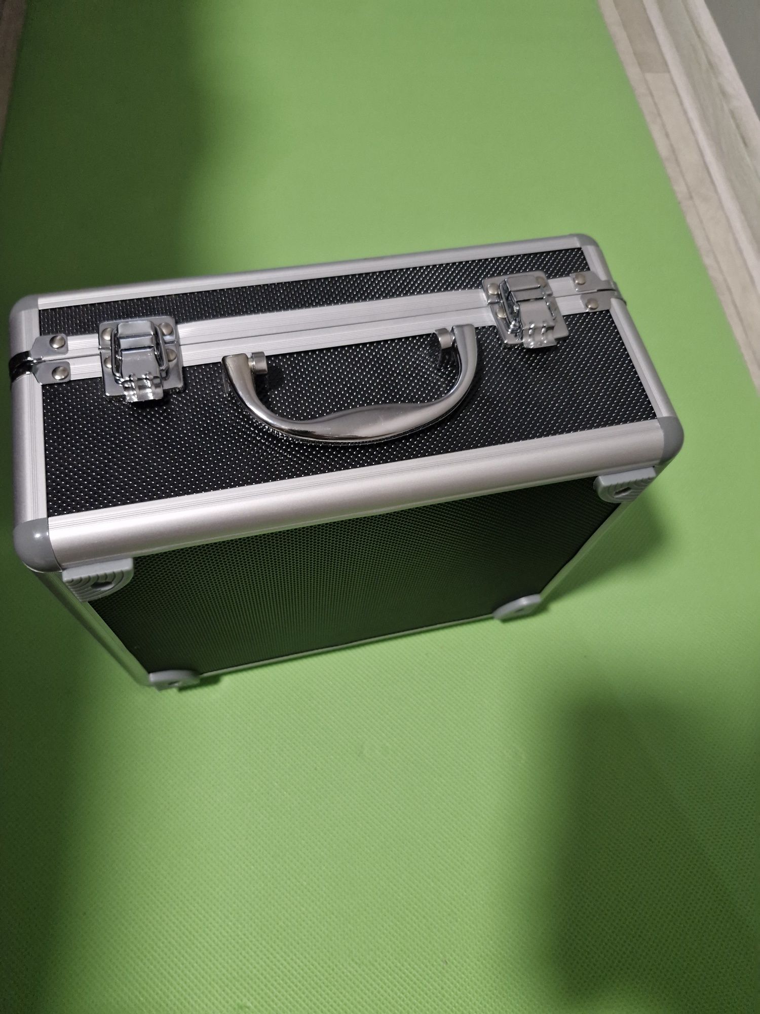 Студийный микрофон Trust GXT 252 




Мікрофон Trust GXT 252 Emita Str