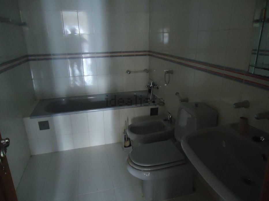 Moradia Duplex T4 em Condomínio Fechado com Pátio e Garagem no Cacém