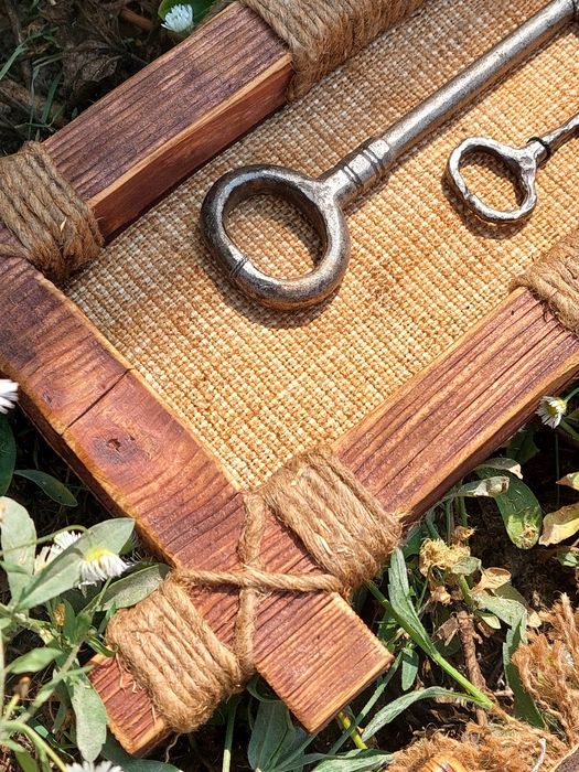 Картины со старинным ключом 1700 г, монетами, наконечниками