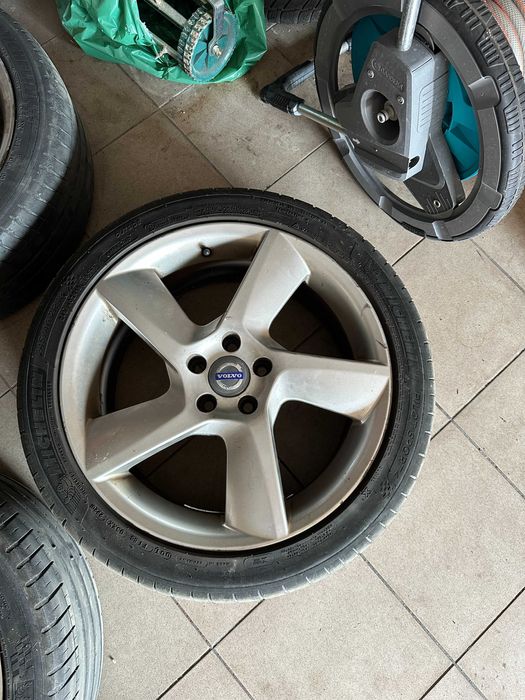 Koła do Volvo z felgami w rozmiarze 18"