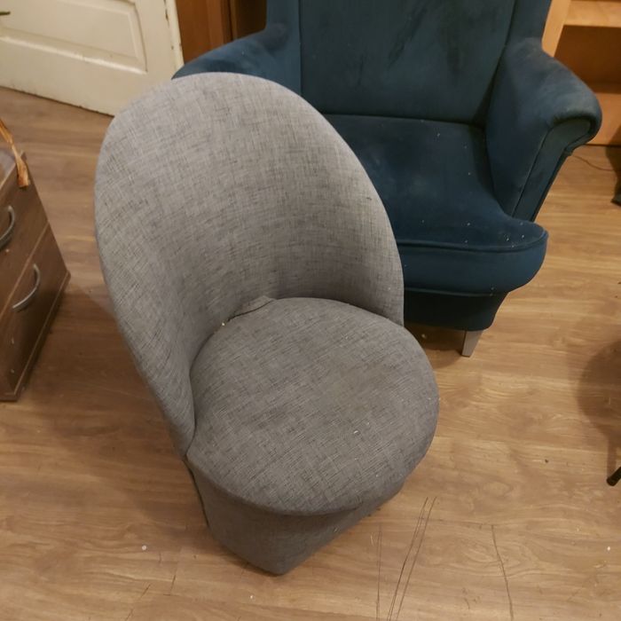 Pufa z oparciem popielata