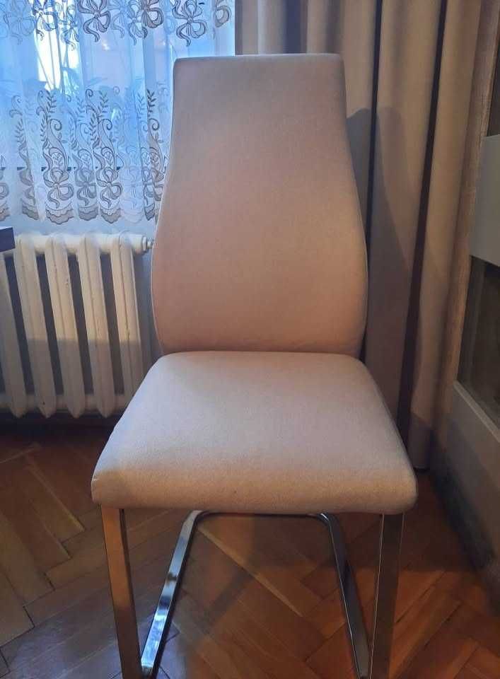 Stół z krzesłami