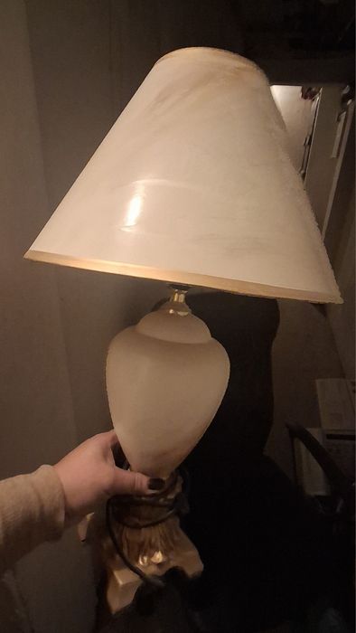 Lampa stołowa z wzorem marmuru