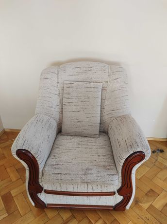 fotel z drewnianymi elementami dekoracyjnymi