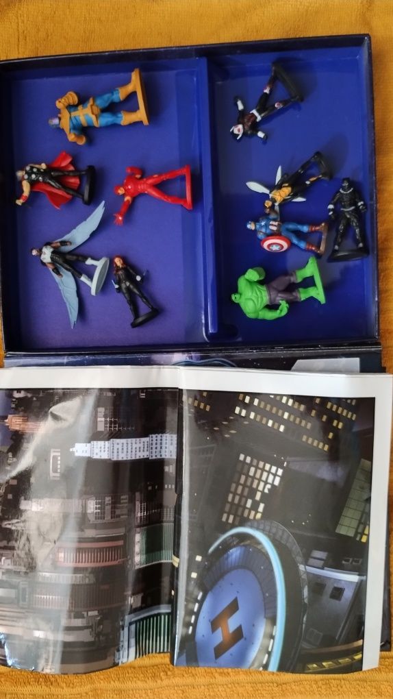 Książka z figurkami Avengers My busy books