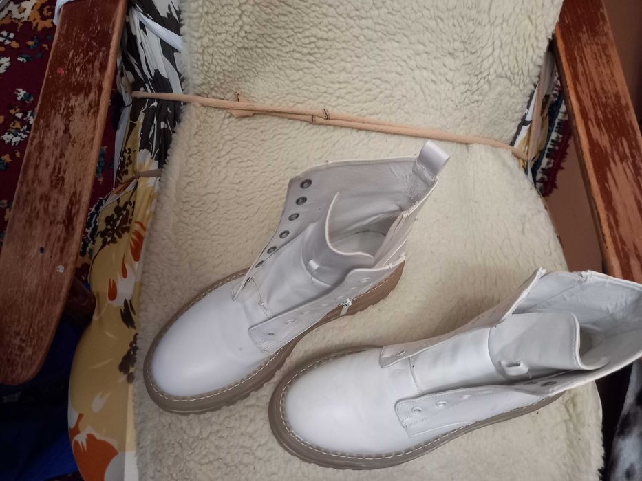 Ботинки на селеконе срокового с половиной размера