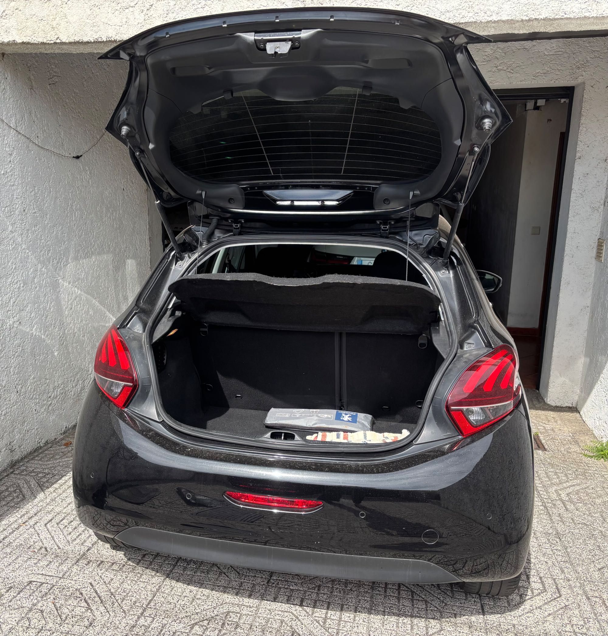 Peugeot 208 puretech allure 2016 1.2 - manual - 131680km - 2 Donos