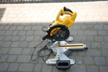 Dewalt ukośnica z posuwem DWS773
