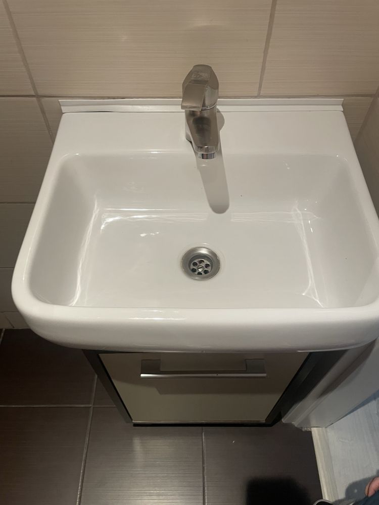 Szafka z umywalką i baterią
