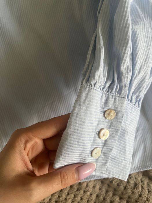 Закрита сорочка в полоску голубого кольору