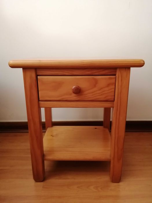 Mesinha de cabeceira em madeira maciça