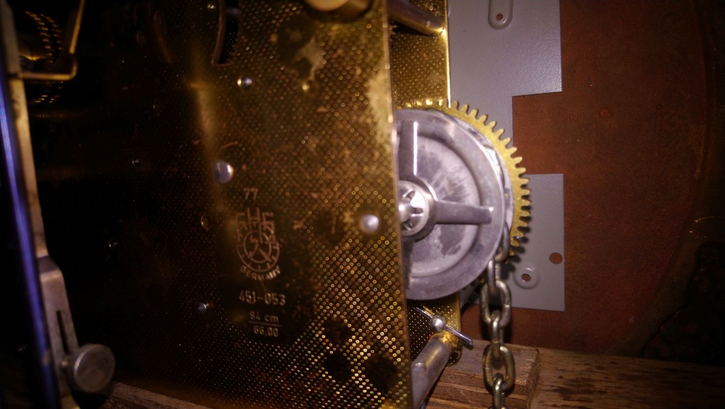 Годинник підлоговий (часы напольные),  з четвертним боєм.