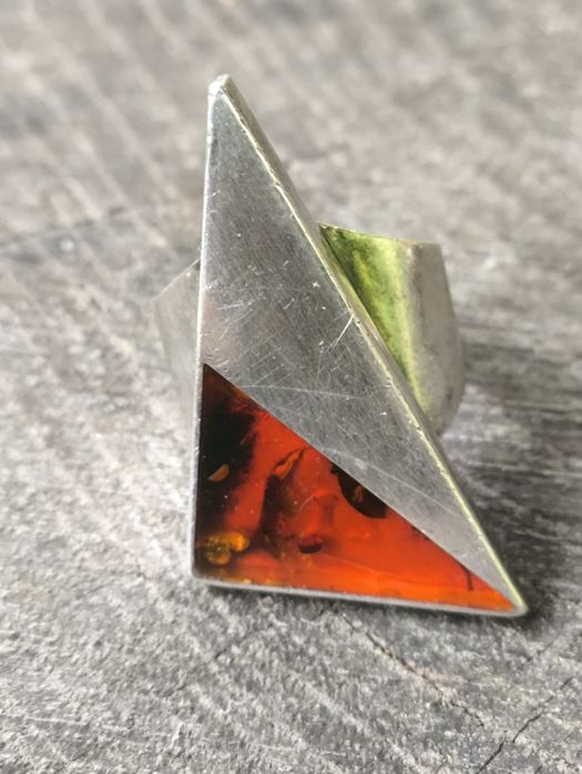 Duży srebrny pierścionek z bursztynem.  Vintage