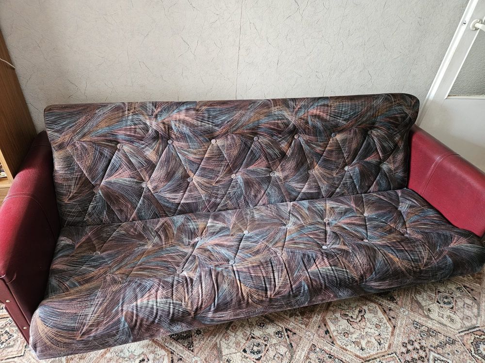 Zestaw mebli kanapa, dwa fotele, dwa podnóżki - oddam za darmo