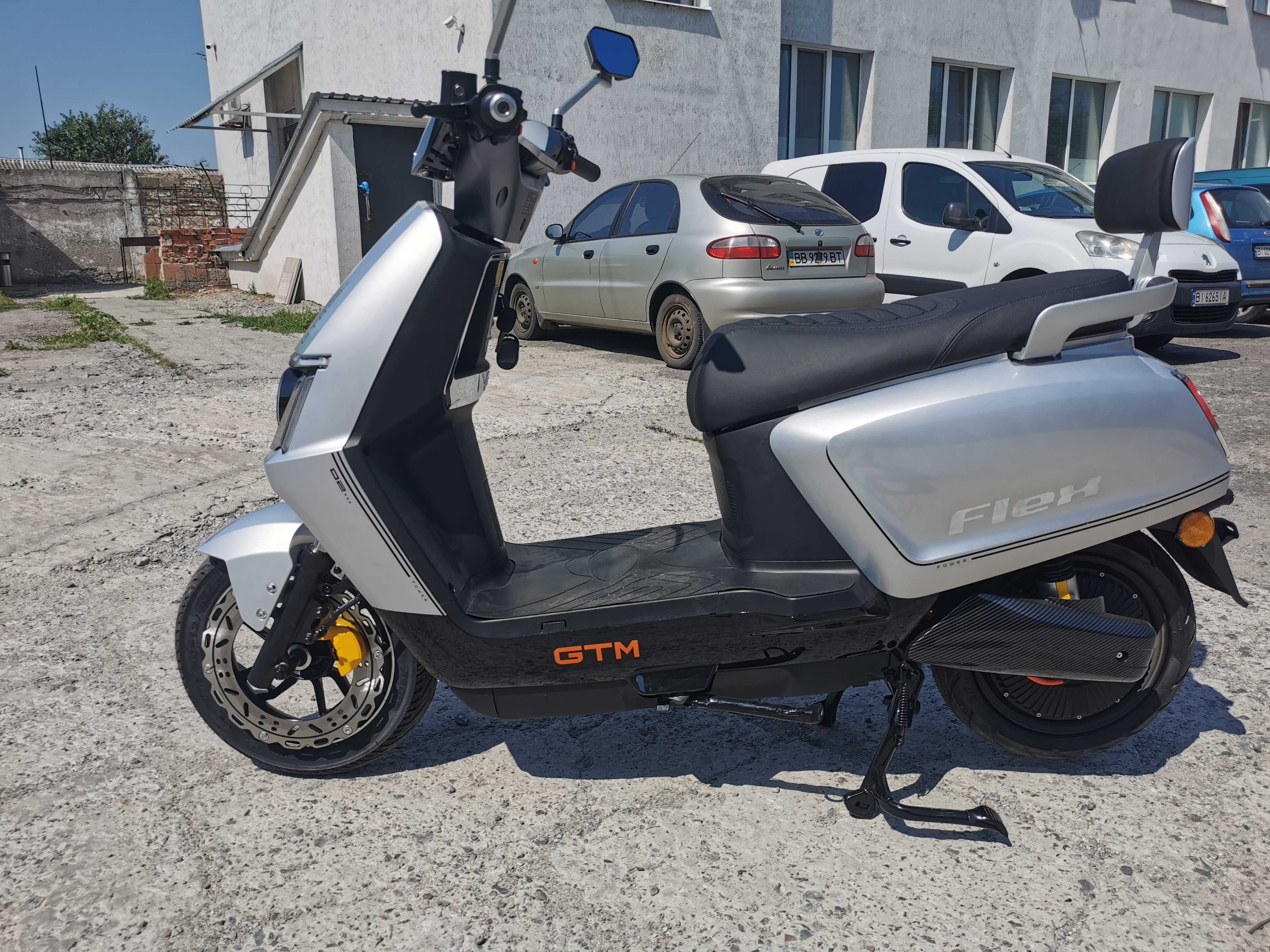 Електроскутер GTM Flex 1500W 72V 26Ah (83817)
с гарантией без пробега