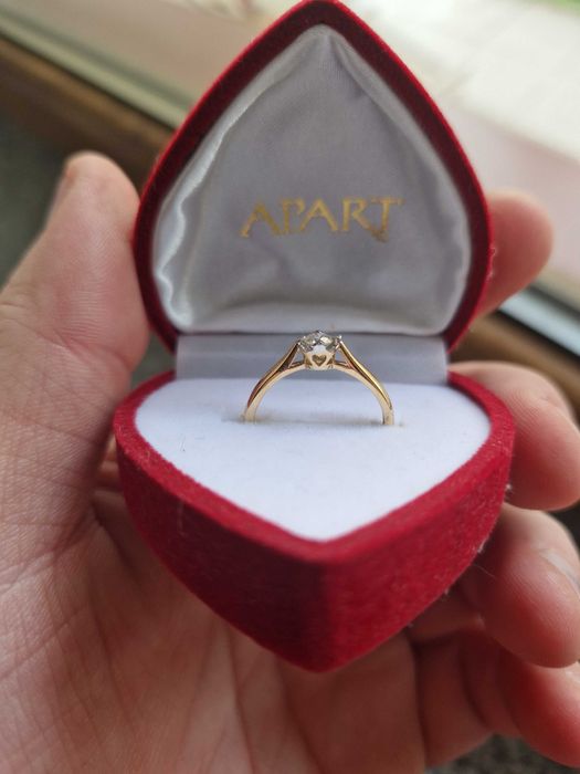 Pierscionek z diamentem marki Apart, piekny wzór