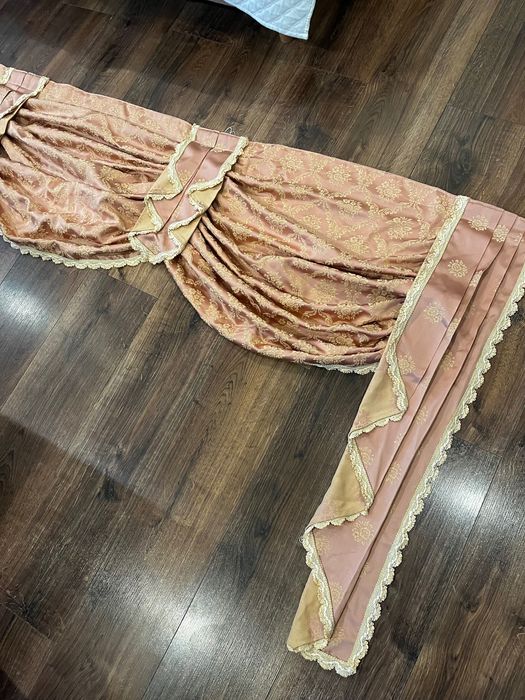 różowy lambrekin zdobiony zasłony firanka