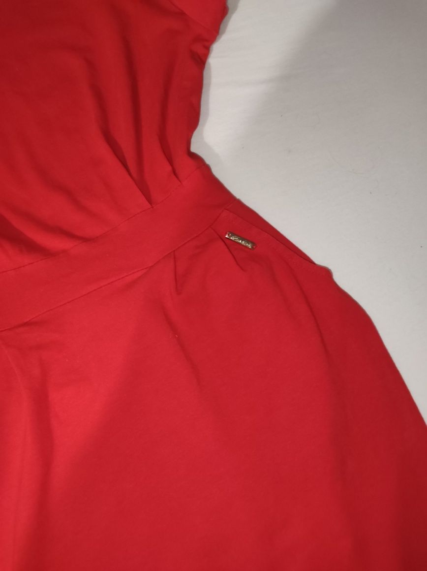 Czerwona sukienka o ołówkowym kroju
