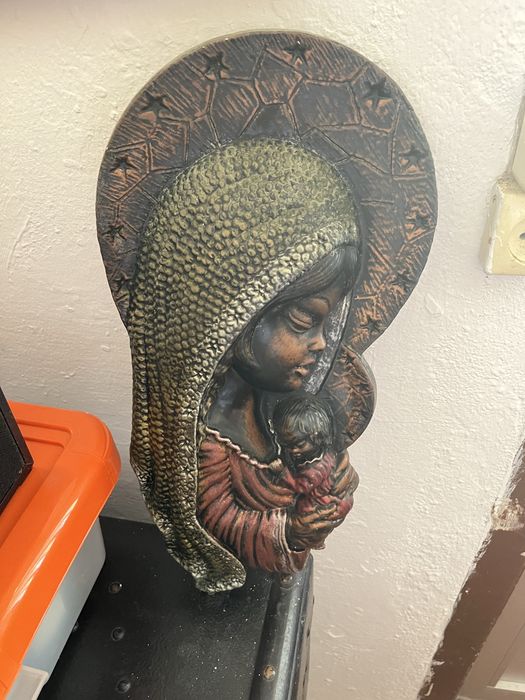 Estatueta em barro pintado
