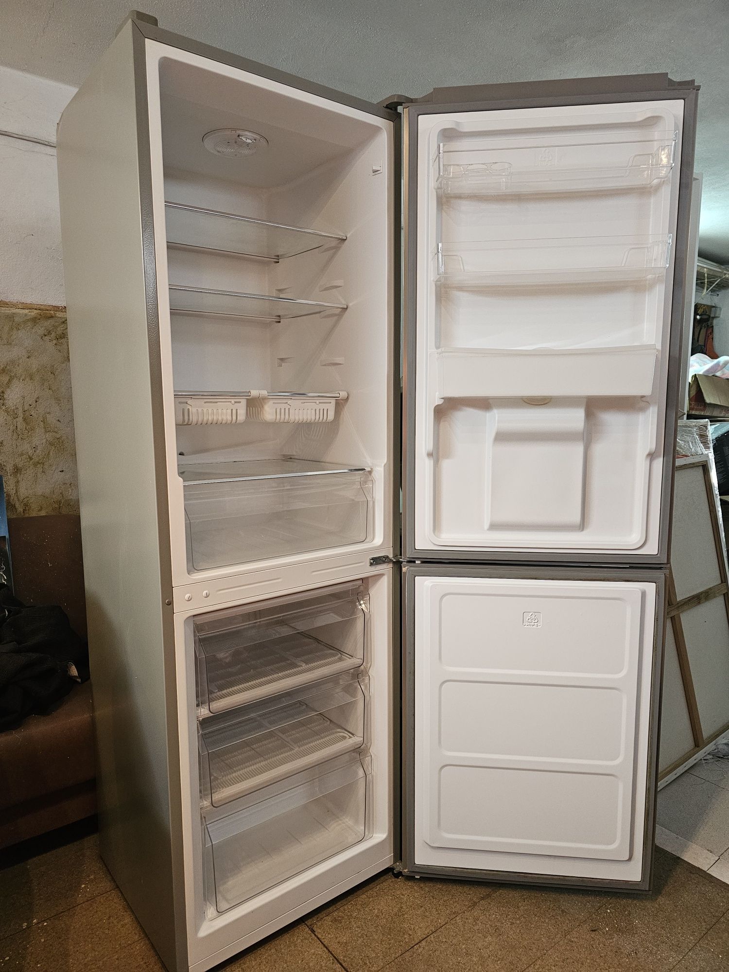 Frigorifico combinado com dispensador 283L