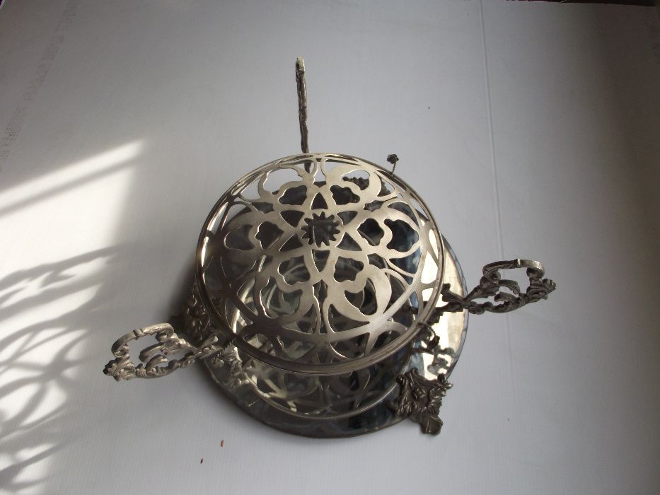 Antiga floreira em metal com base em espelho - centro de mesa