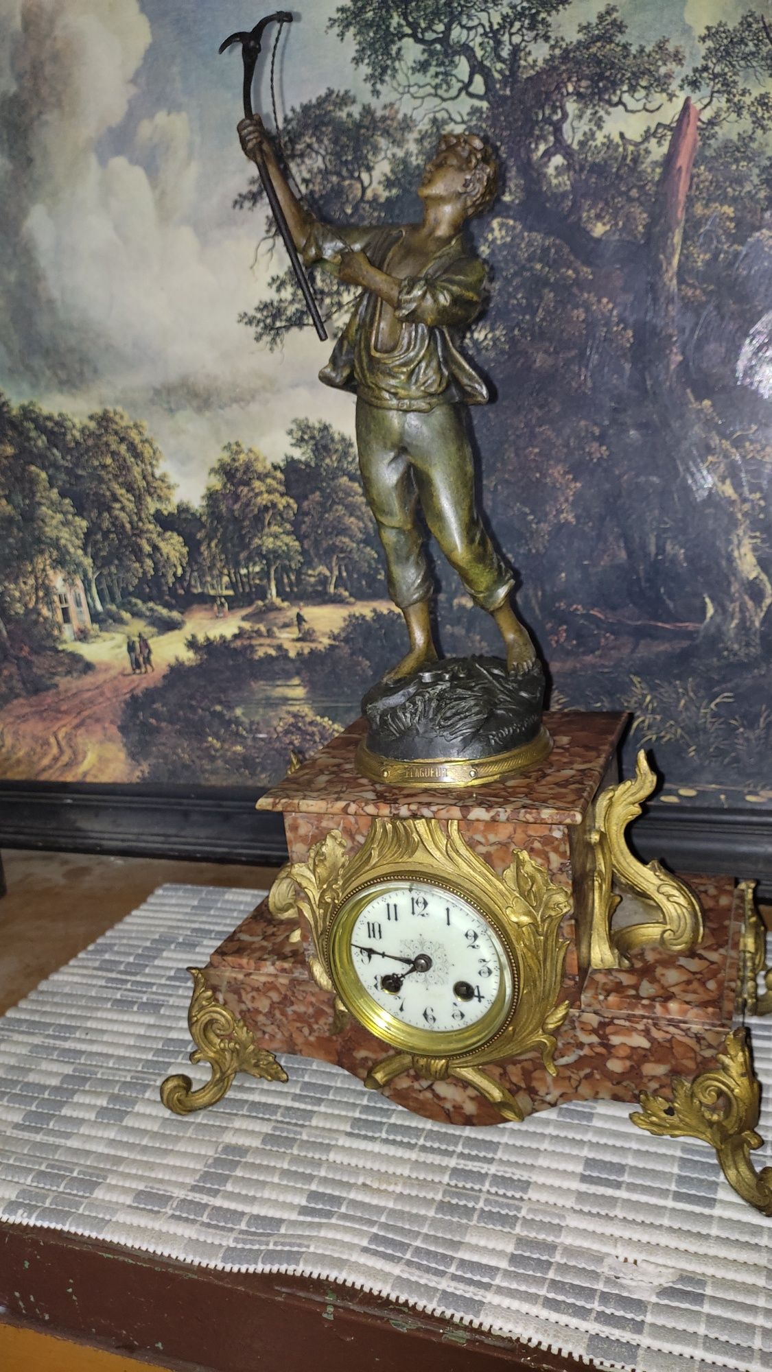 Stara sygnowana figura na zegar kominkowy