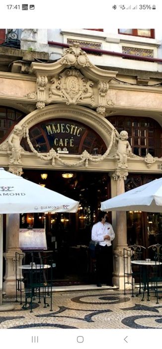 Se Aluga  Via Santa Catarina (Bolhão) Metro a 30 segundos.