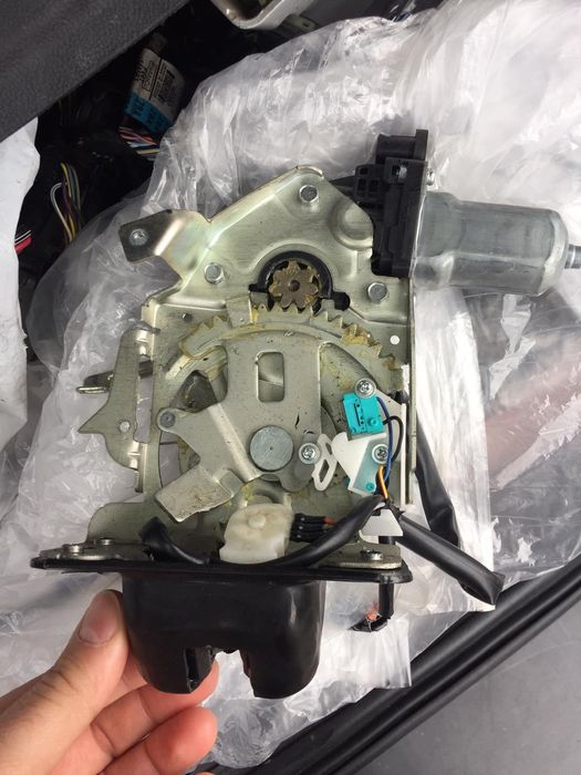 Замок крышки багажника Ford Escape 2015