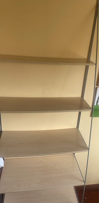 Estante em muito bom estado
