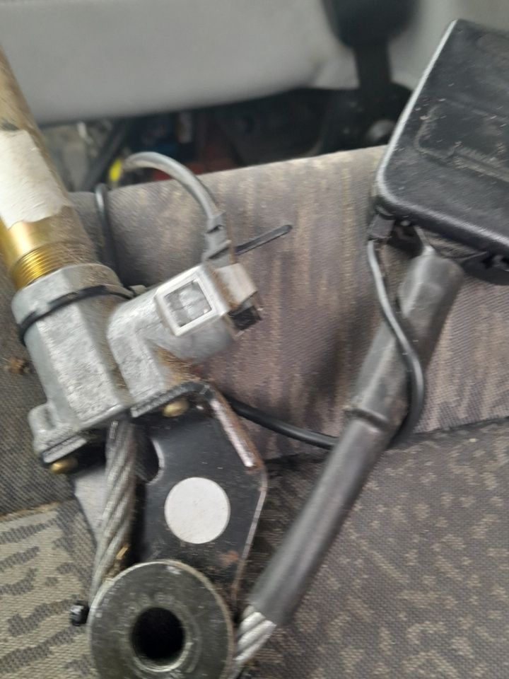 Napinacz pasa bezpieczeństwa kierowcy lewy Renault Master Opel Movano
