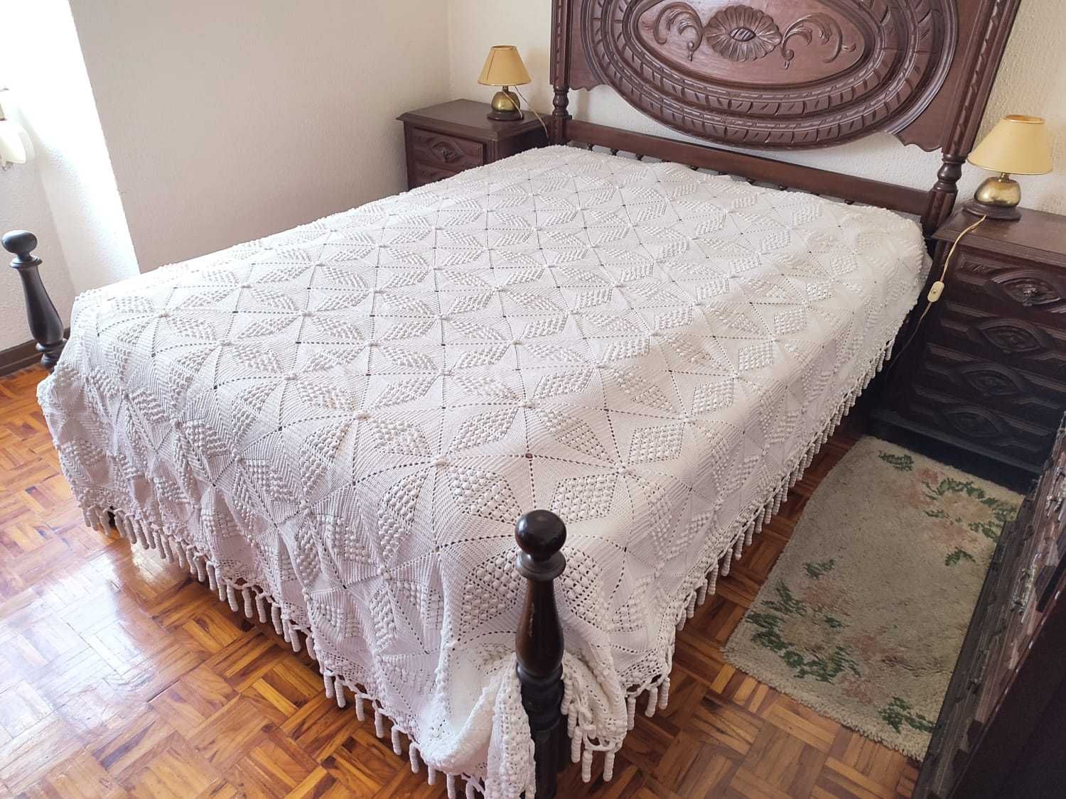 Colcha de crochê bordada à mão para cama de casal.