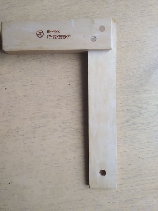 Кутник   столярний  80  х  років стан  практично   новий