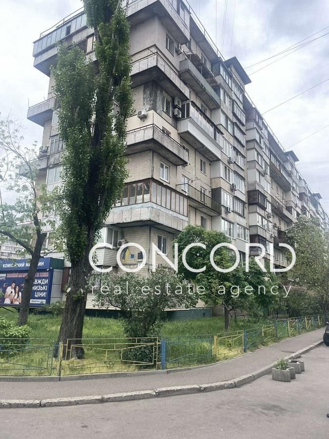 Оболонський просп., 10. Метро Оболонь