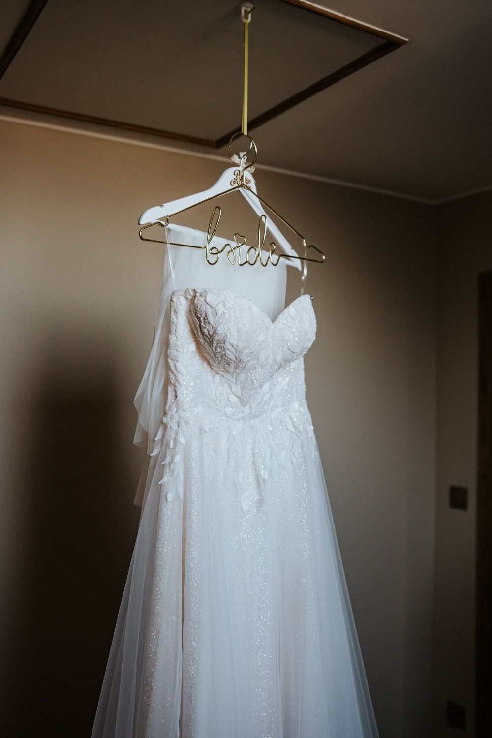 Suknia ślubna gorsetowa z opadającymi rękawkami - piórka