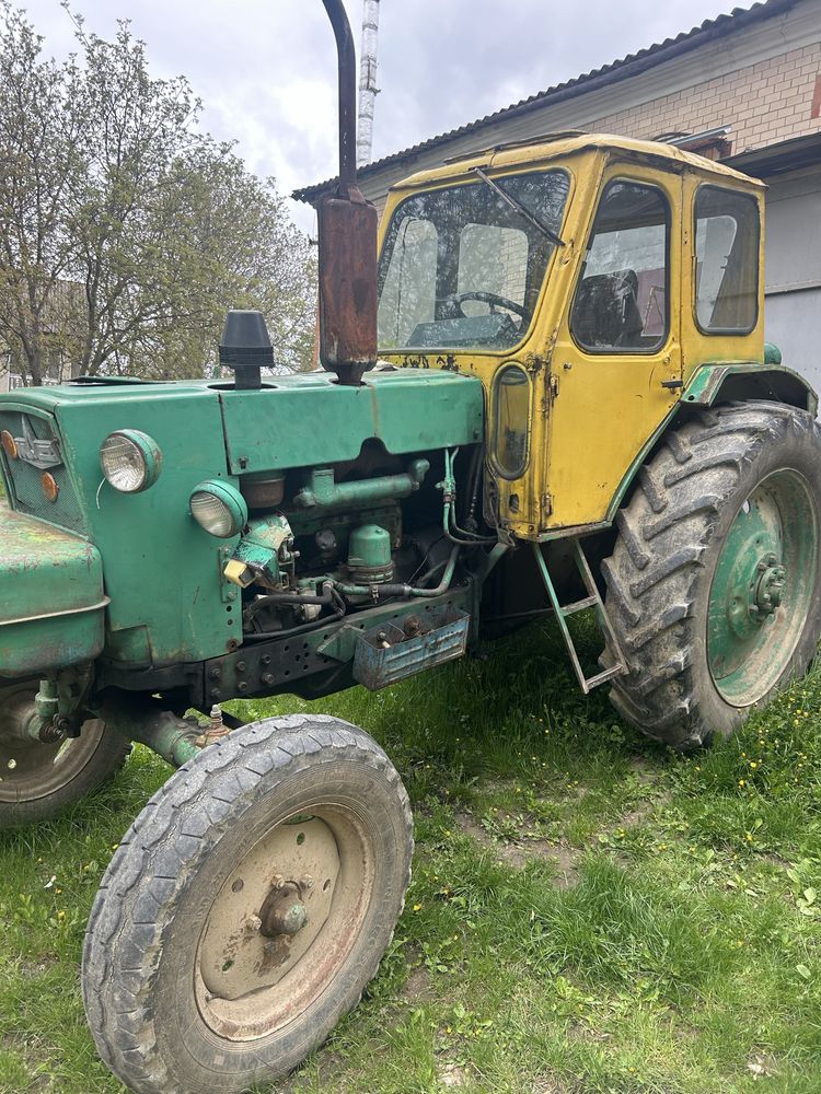 Трактор  ЮМЗ в робочому стані