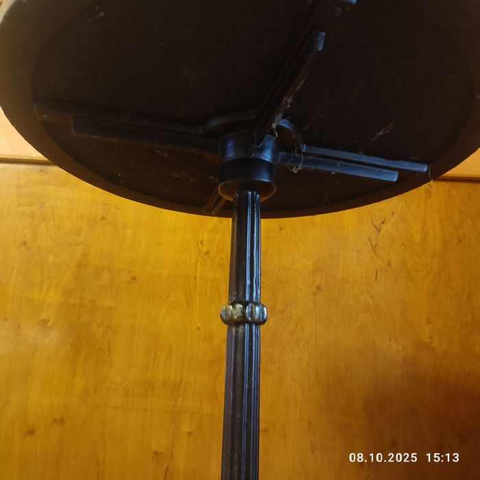 Барный столик на чугунной основе