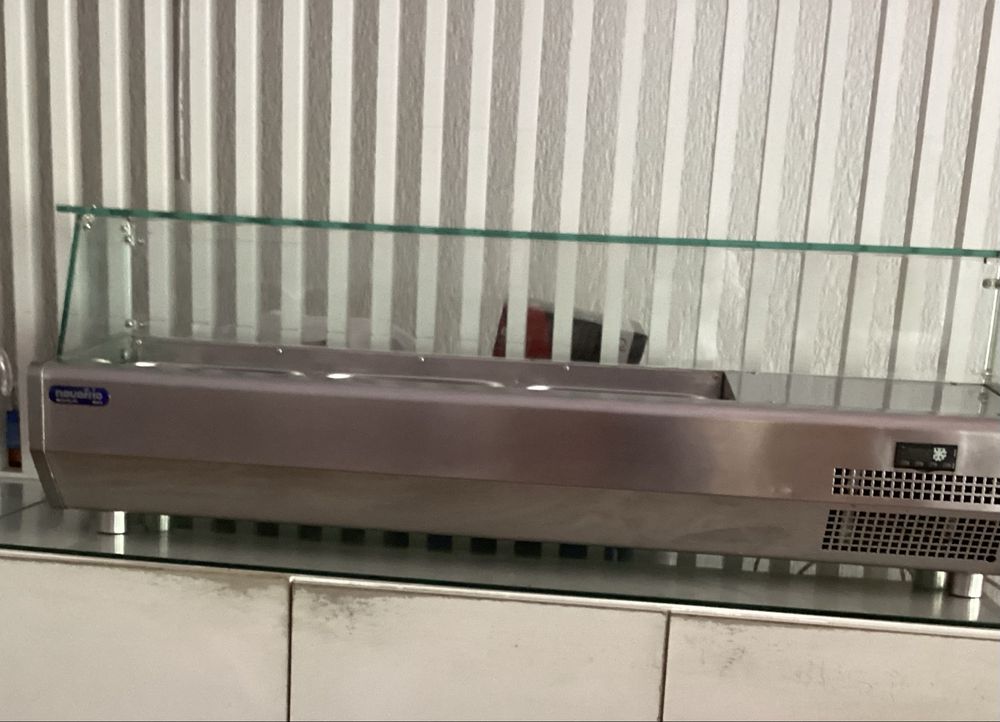 Vitrine com  refrigeração  ( saladette)