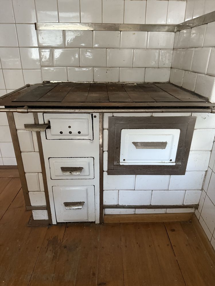 Piec kaflowy biały