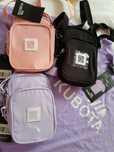 Czarna torebka crossbody Kubota na dokumenty telefon