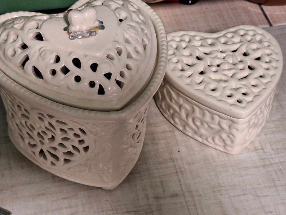 Продам дві  скриньки  для прикрас порце лянові