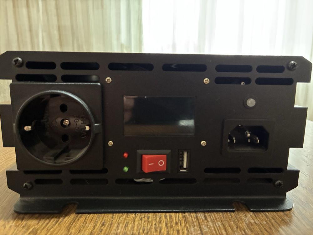 Инвертор Pure Sine Wave 2500W (пик 5000W) с зарядным устройством
