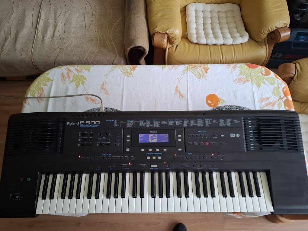 Roland E500 keyboard