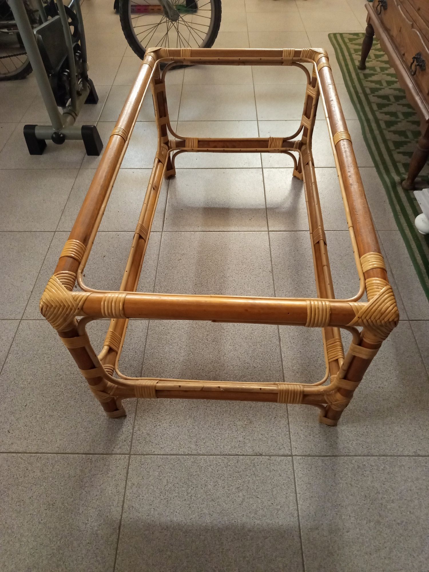 Mesa de bambu sem vidro