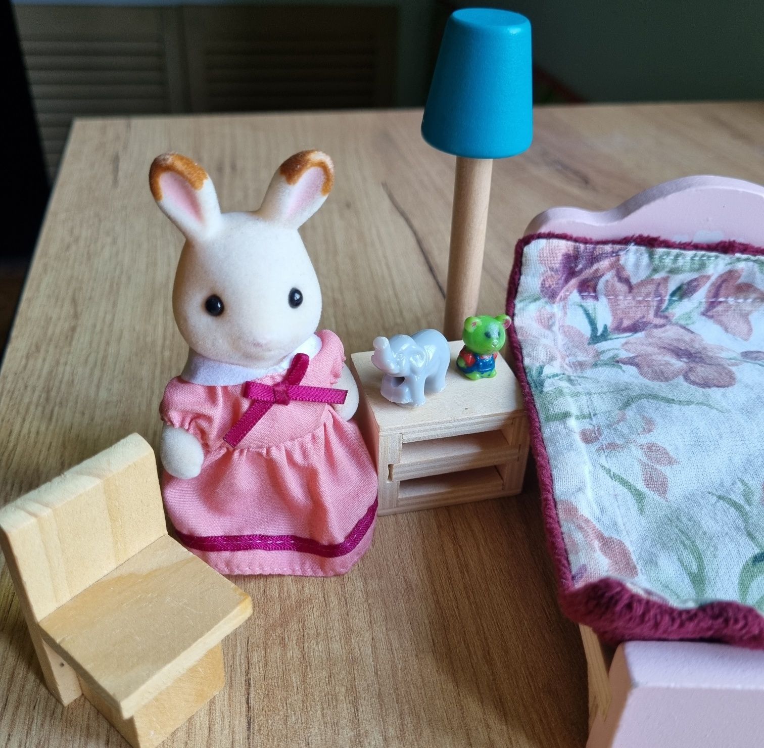 Zestaw figurka królik Sylvanian Families mebelki drewniane sypialnia