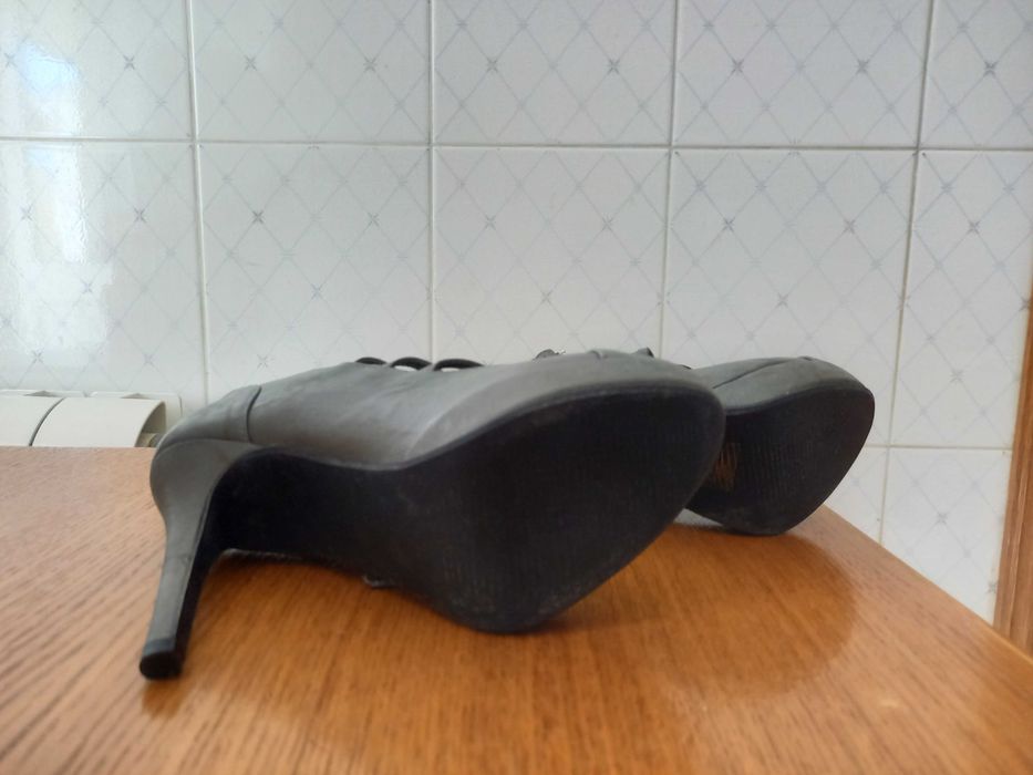 Botins de salto alto cinzentos