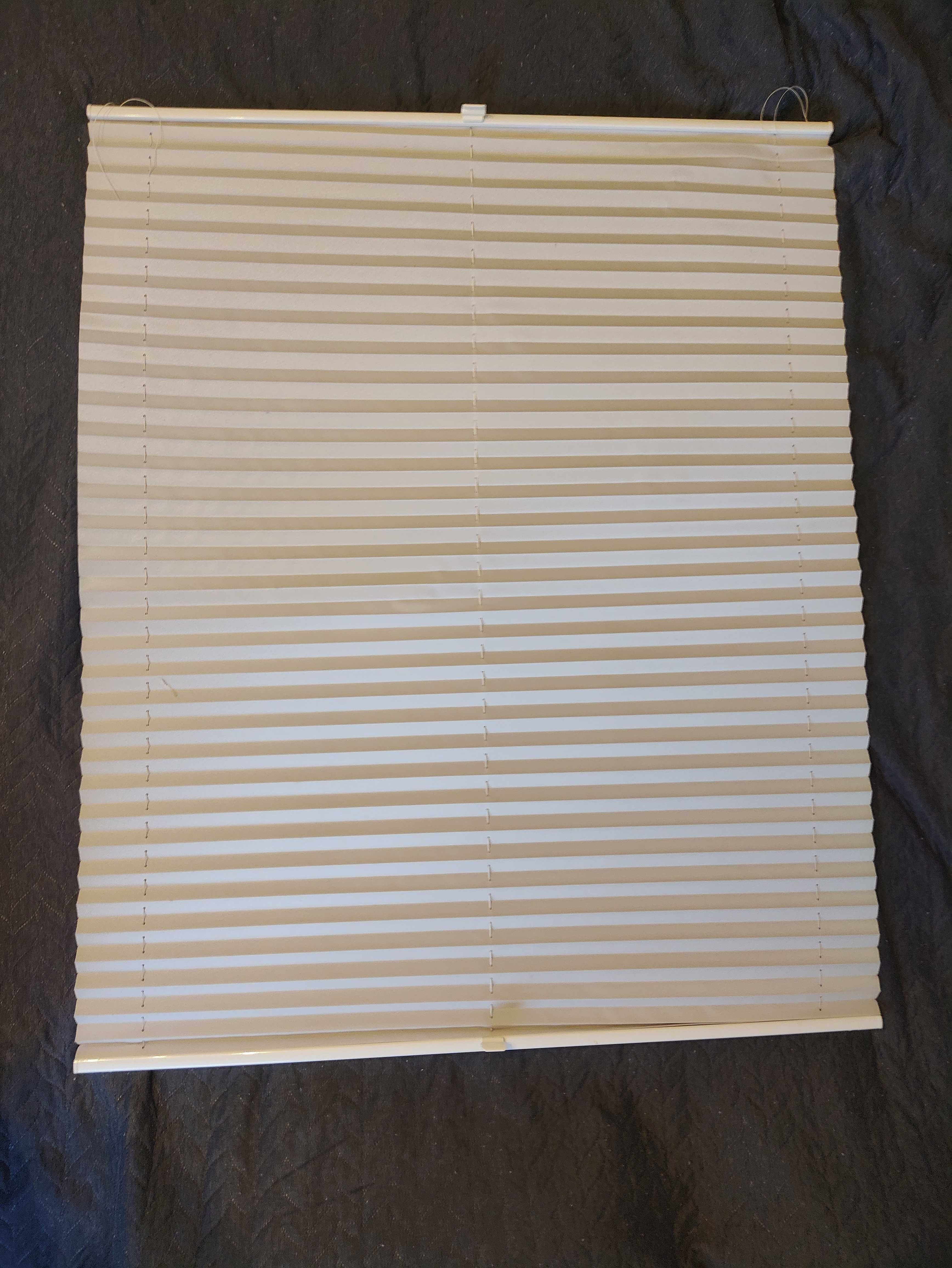 Plisy białe 2 sztuki (93,9x119 i 122,4x118) z zestawem mocowań